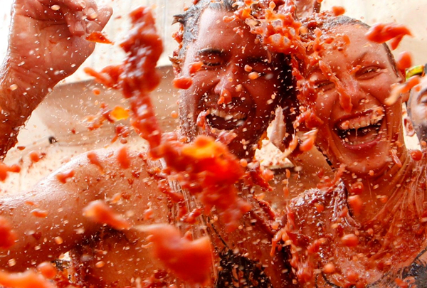 Bơi giữa cơn lũ cà chua trong lễ hội độc đáo ở Tây Ban Nha